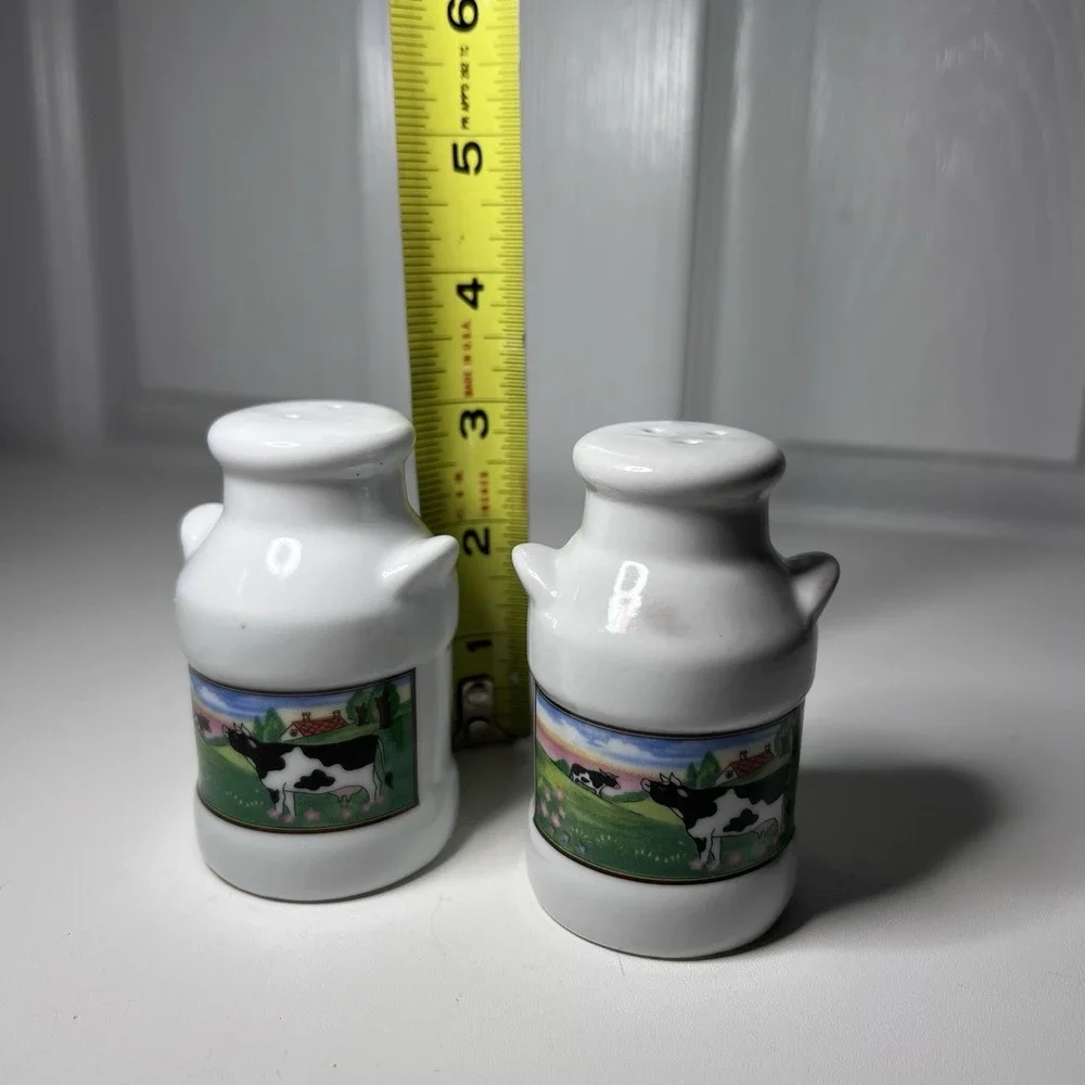 Milk Can Dairy Farm with Cows Salt‎ and Pepper Shaker Set Ceramic Vintage 1990s